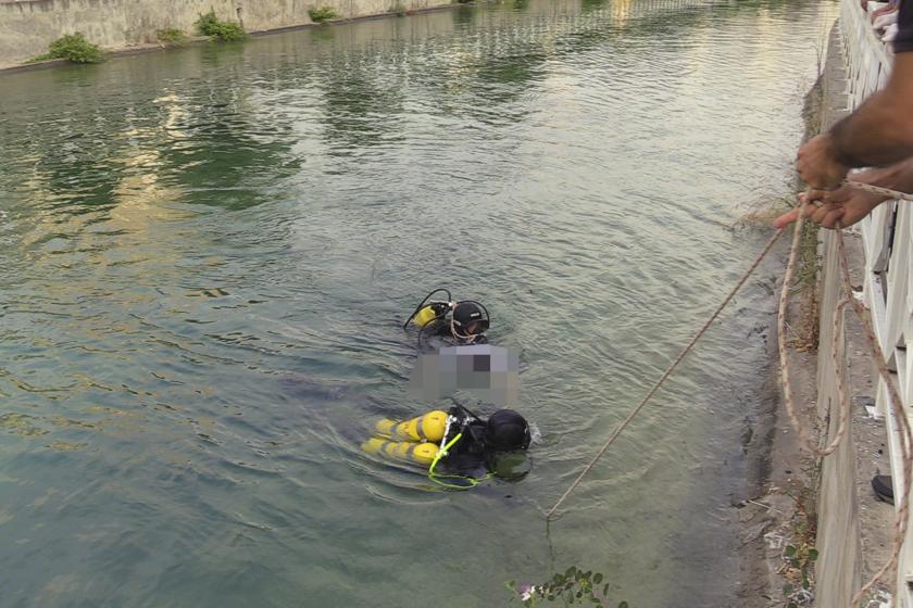 Adana'da sulama kanalına düşen kişiyi çıkaran dalgıçlar