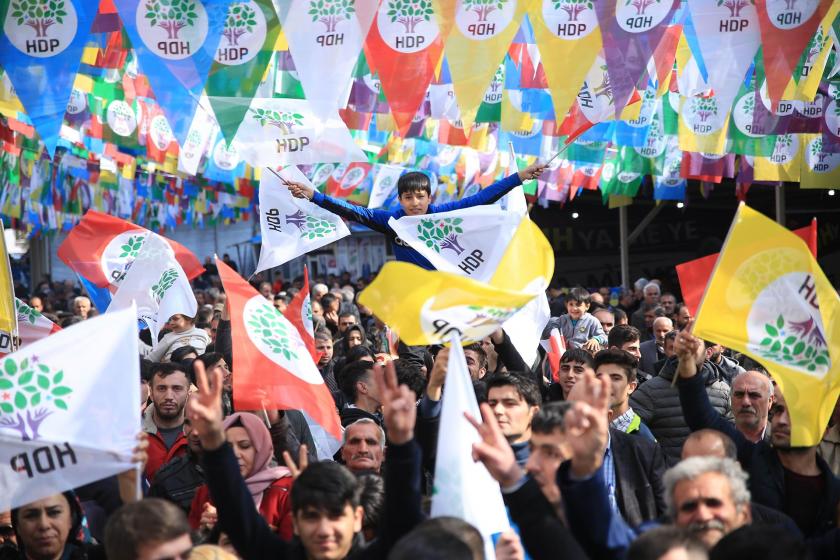 HDP kapatma davasına karşı sahaya iniyor: İlk miting Deniz Poyraz’ın kentinde