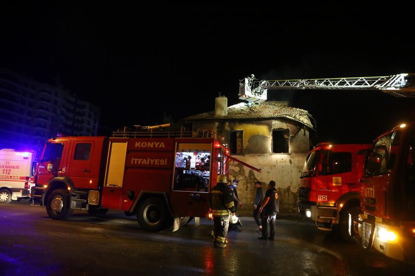 Konya'da mültecilerin kaldığı evde çıkan yangını söndürme çalışması