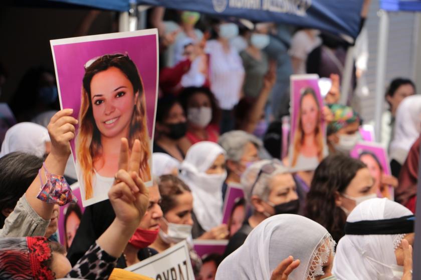 Deniz Poyraz'ın fotoğrafını tutan bir kadın