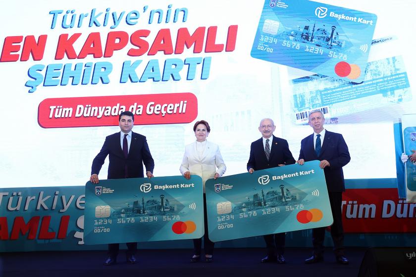 Uysal, Akşener, Kılıçdaroğlu ve Yavaş kocaman kart maketleri tutuyor.