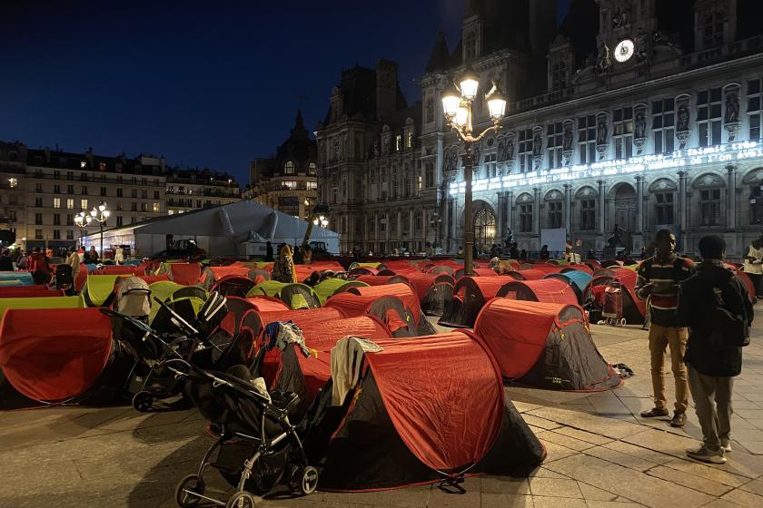 Paris'te refakatsiz çocuklar ve mülteciler için "acil barınma" talebiyle kamp kuruldu