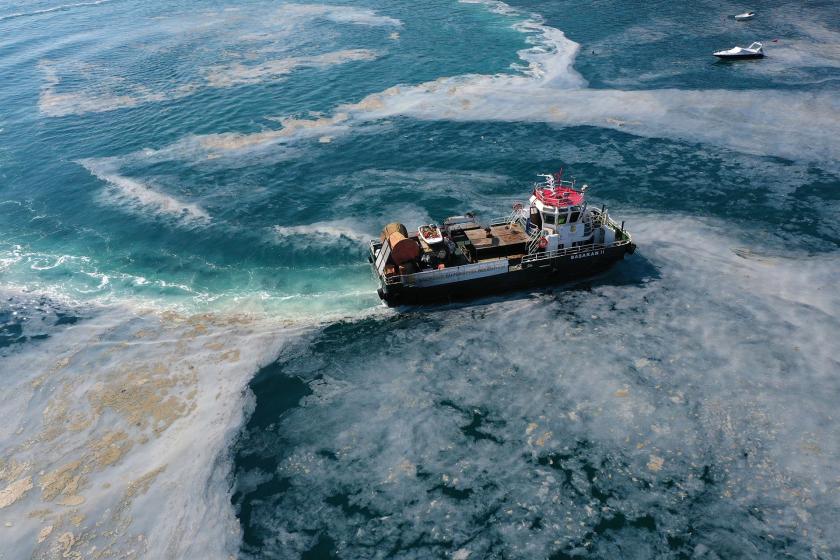 Müsilaj kaplı deniz ve temizleme çalışması yapan tekne