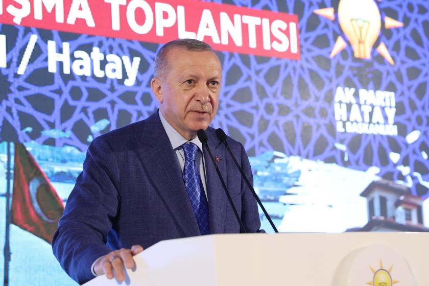 Cumhurbaşkanı ve AKP Genel Başkanı Recep Tayyip Erdoğan Hatay'da partisinin toplantısında konuşurken.