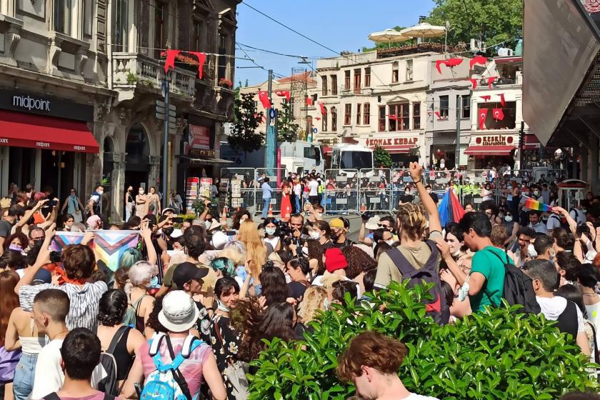 İstanbul'da Onur Yürüyüşü için Tünel'de bir araya gelenler.