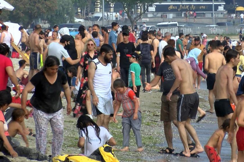 Küçükçekmece'de denize giren kalabalık