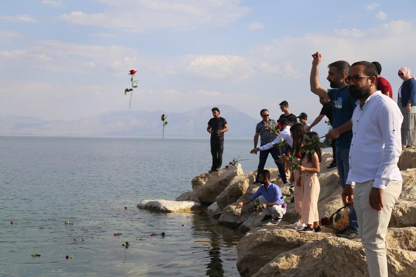 61 mülteci Van Gölü’ne atılan karanfillerle anıldı