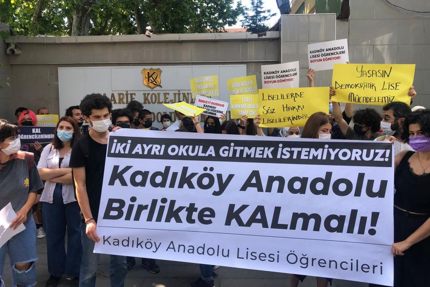 Kadıköy Anadolu Lisesi'nde öğrenci ve velilerden "taşınmak istemiyoruz" eylemi