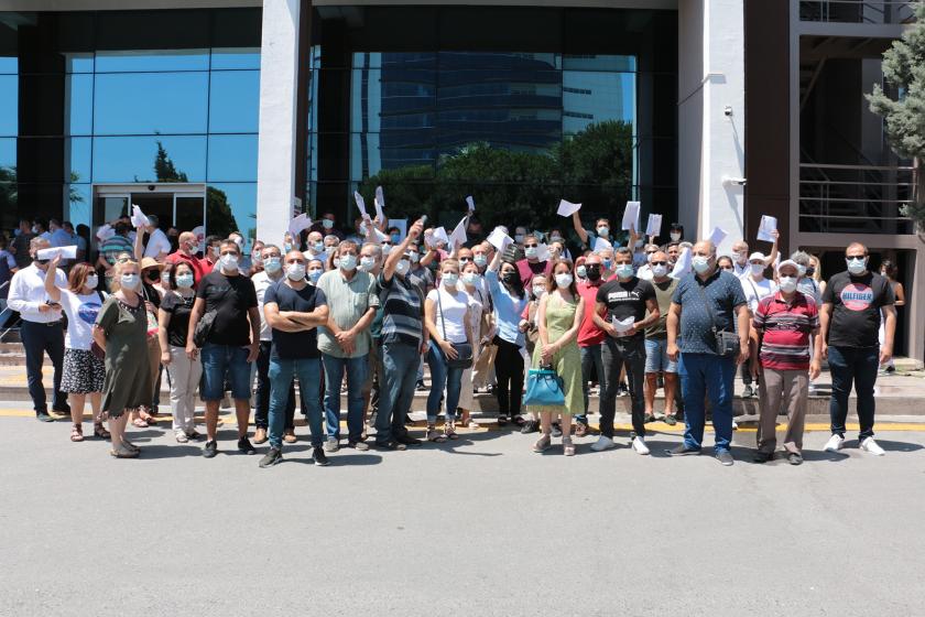 İzmir’de depremzedeler Çevre Şehircilik İl Müdürlüğüne dilekçe verdi