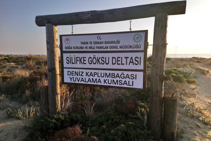 Kumsal ve deniz kaplumbağalarının üreme sahası olduğunu gösteren tabela