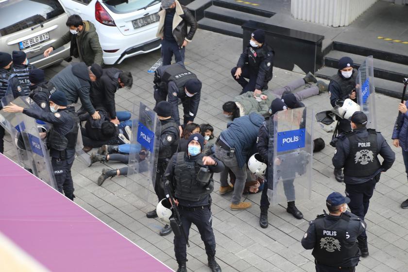 Polis eyleme katılanları yere yatırarak ters kelepçe yapıyor