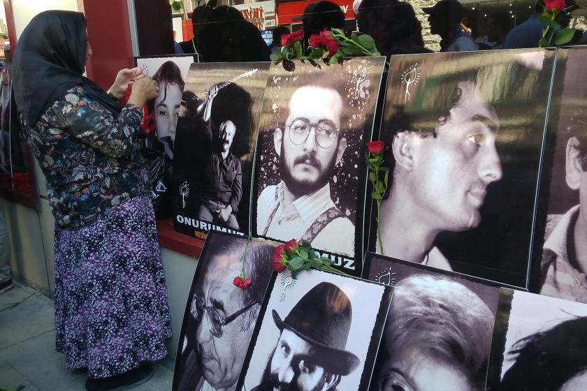 Sivas Katliamı'nın yıl dönümünde Madımak Oteli'nin önünde katliamda hayatını kaybedenlerin fotoğrafları.
