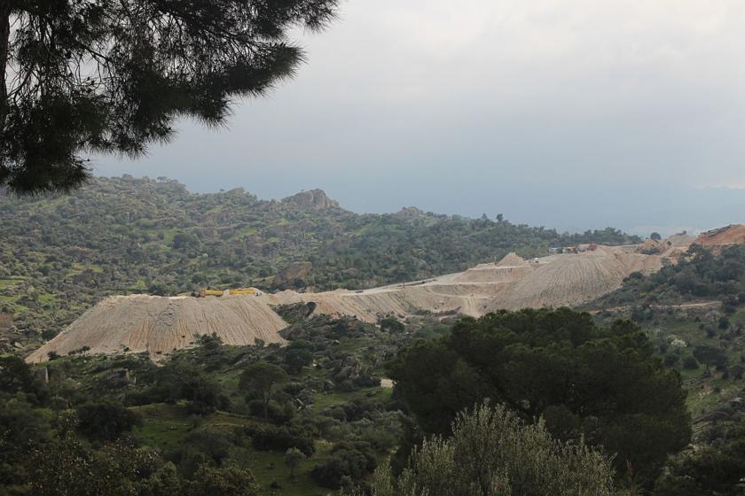 Prof. Dr. Neşe Atik, Aydın Çine ile Muğla Milas arasında işletilmek istenen feldispat madeninin 7 bin 500 yıl öncesine ait kaya resimlerinin bulunduğu kaya sığınaklarına zarar vereceğini belirtti.