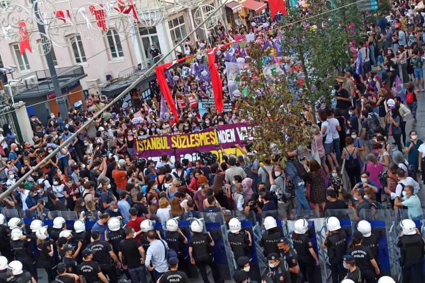 İstanbul sözleşmesi için toplanan çok sayıda kadın