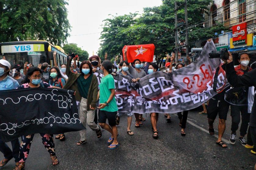 Myanmar'daki protesto gösterisine katılanlar