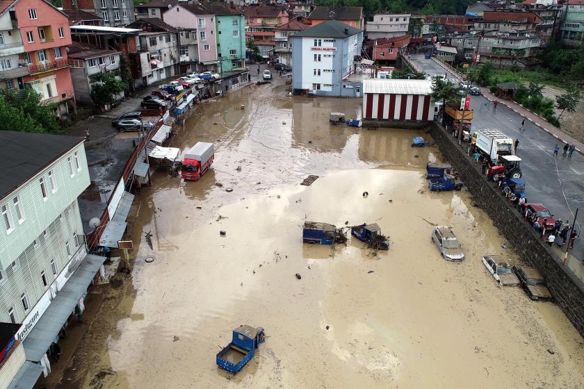 Zonguldak'ta dere taşınca ortaya çıkan görüntü, ev ve arabalar su altında