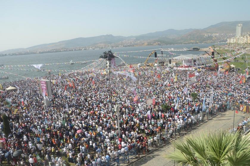 İzmir'de daha önceki bir mitingte binlerce kişi