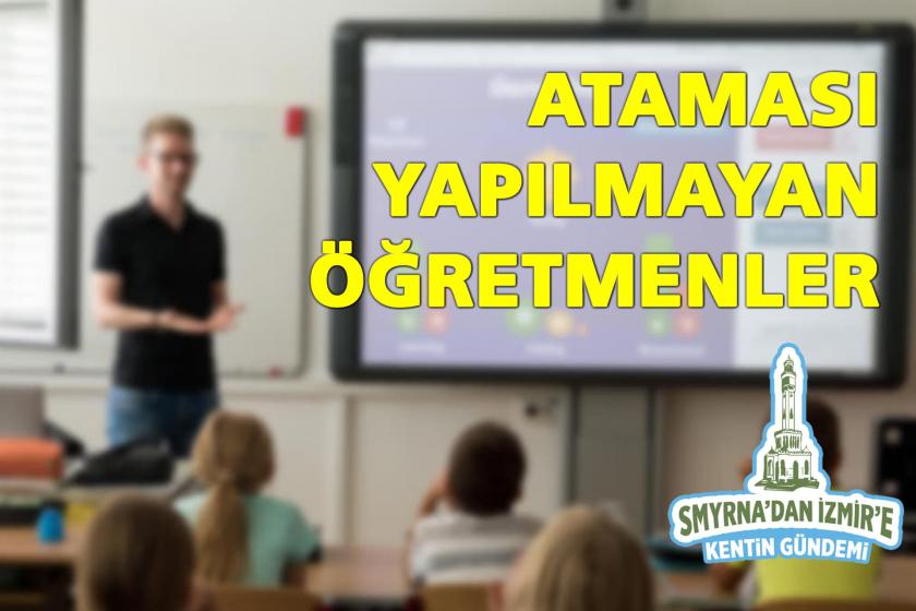 Sınıfta öğrencilere ders anlatan bir öğretmen.