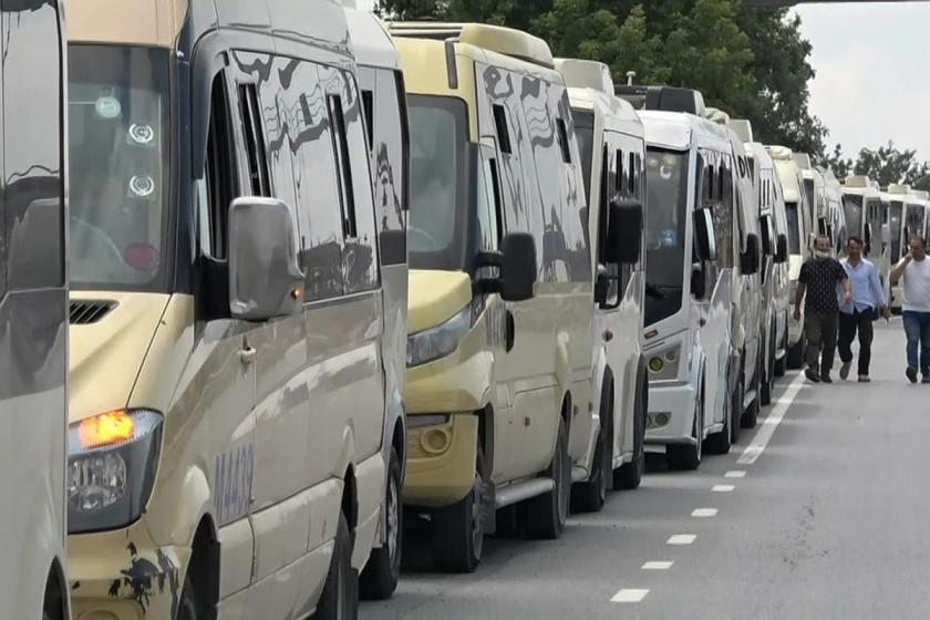 Yol kenarına çekilmi minibüsler ve şoförleri