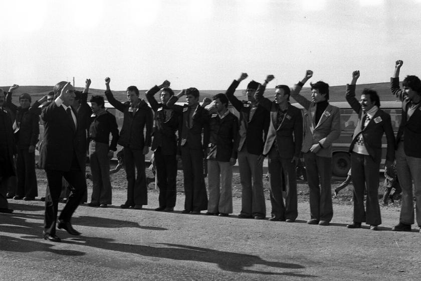 MHP Genel Başkanı Alparslan Türkeş (solda önde) miting için gittiği Yozgat'ın girişinde kendisini karşılayan ülkücüleri selamlıyor.