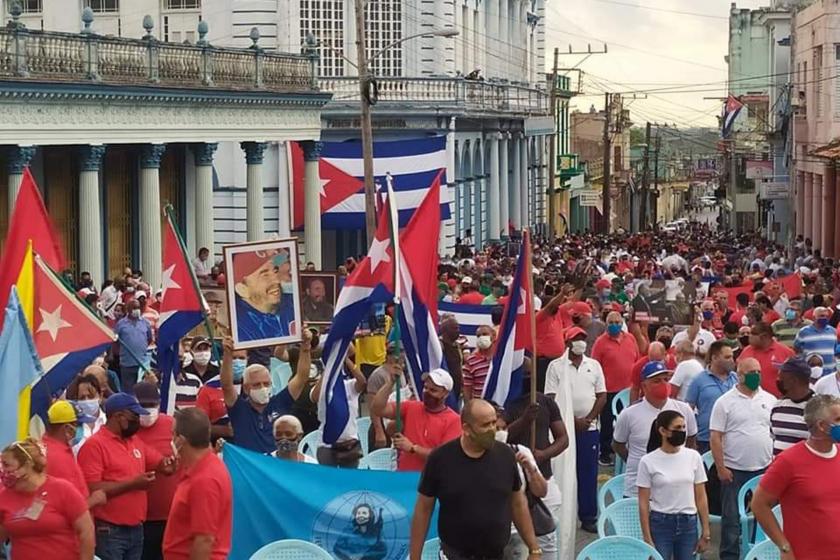 Küba'nın başkenti Havana'da yüz bini aşkın kişi yönetime destek için sokağa çıktı