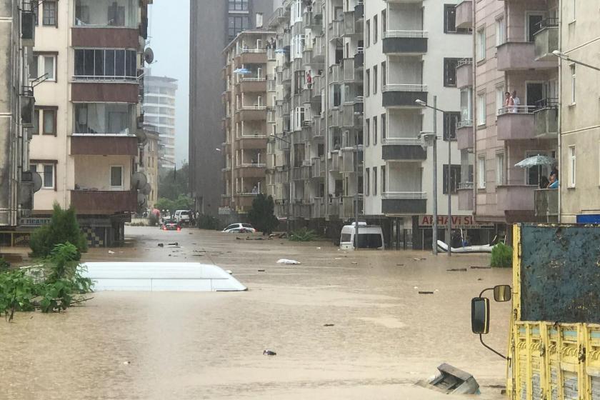 Sağanaklar Fındıklı ve Arhavi'de sele neden oldu, 1 kişi kayıp