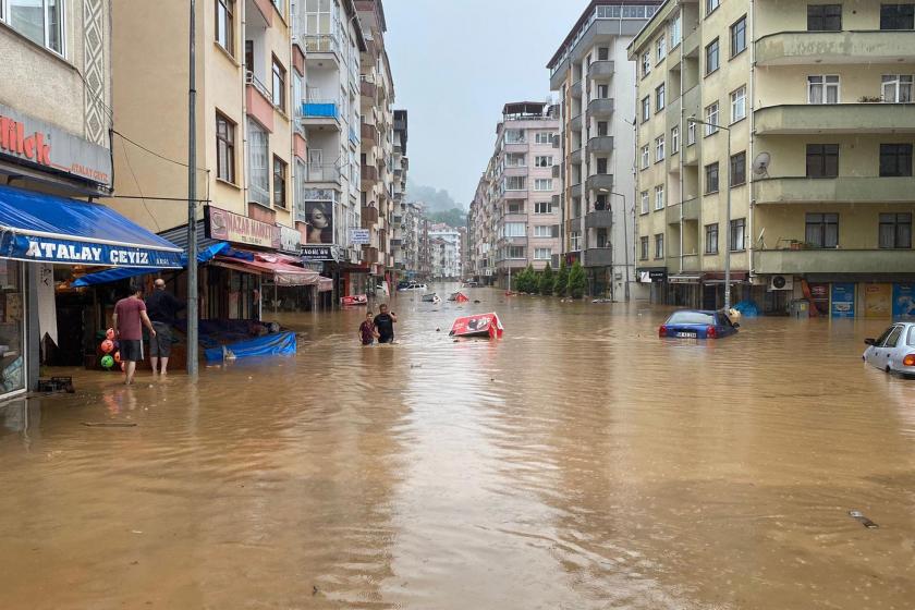 Arhavi'de araçlar ve binaların giriş katı su altında