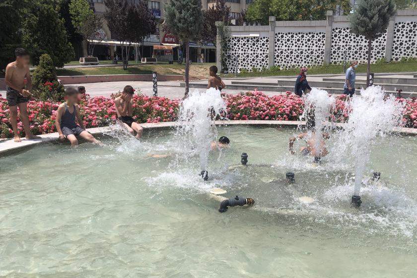 Konya'da çocuklar serinlemek için tehlike saçan süs havuzlarına giriyor