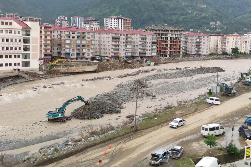 Arhavi'de taşan derede çalışma