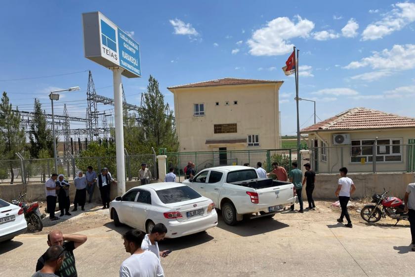 Urfa'da çiftçiler elektrik kesintileri ve fahiş elektrik faturaları sebebiyle eylem yaptı.