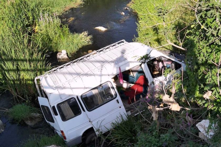 Mevsimlik işçilerin taşındığı minibüs dereye uçtu: 6 yaralı