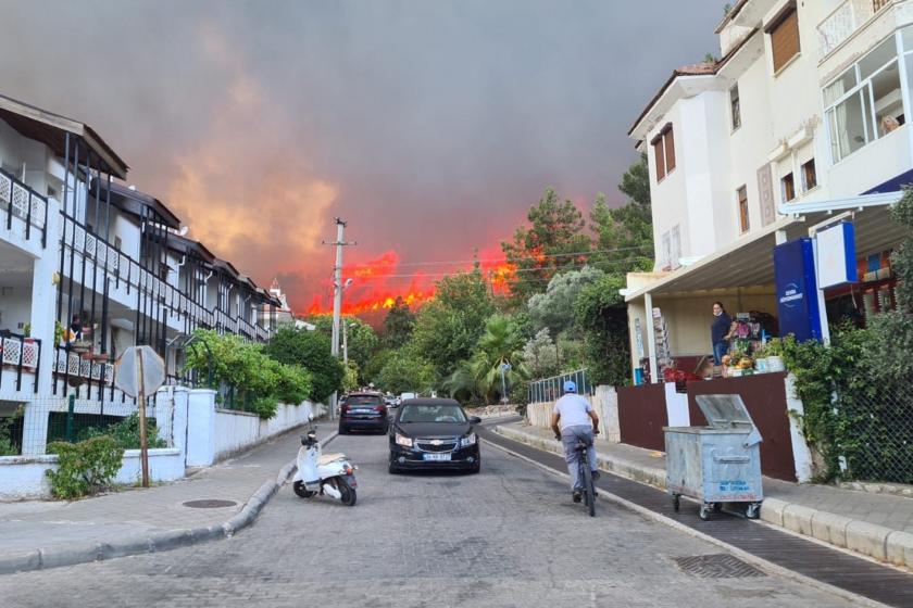 Marmaris'te çıkan orman yangınına dair bir fotoğraf.