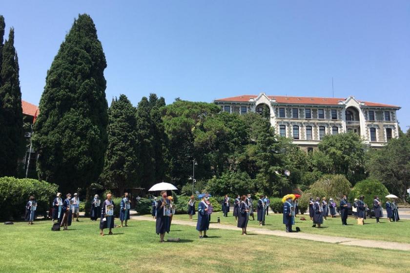 Boğaziçi Üniversitesi Akademisyenleri rektörlük binasına sırtını döndü