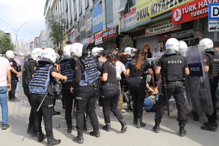 Van'daki eyleme müdahale eden polis 5 kişiyi gözaltına aldı.