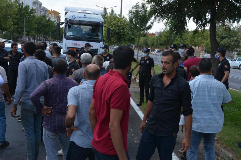 Elektrik kesintilerini protesto eden çiftçiler yol kapattı