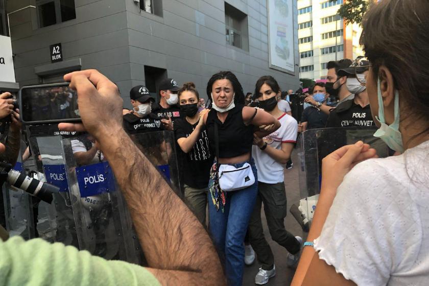 Ankara'da kadın cinayetlerini protesto eden kadınlara polis şiddeti