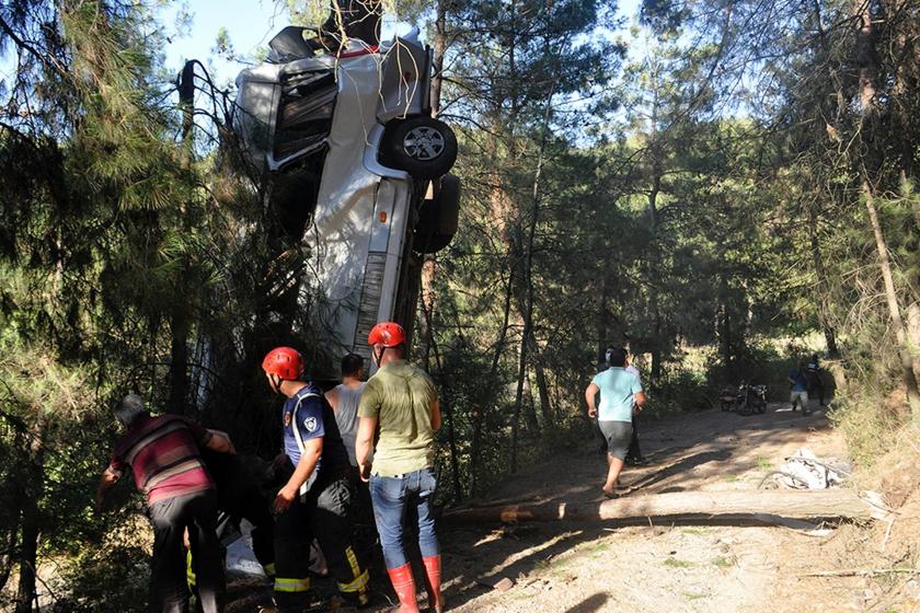 Kemalpaşa'da minibüsün şarampole yuvarlandı, 8 kişi yaşamını yitirdi