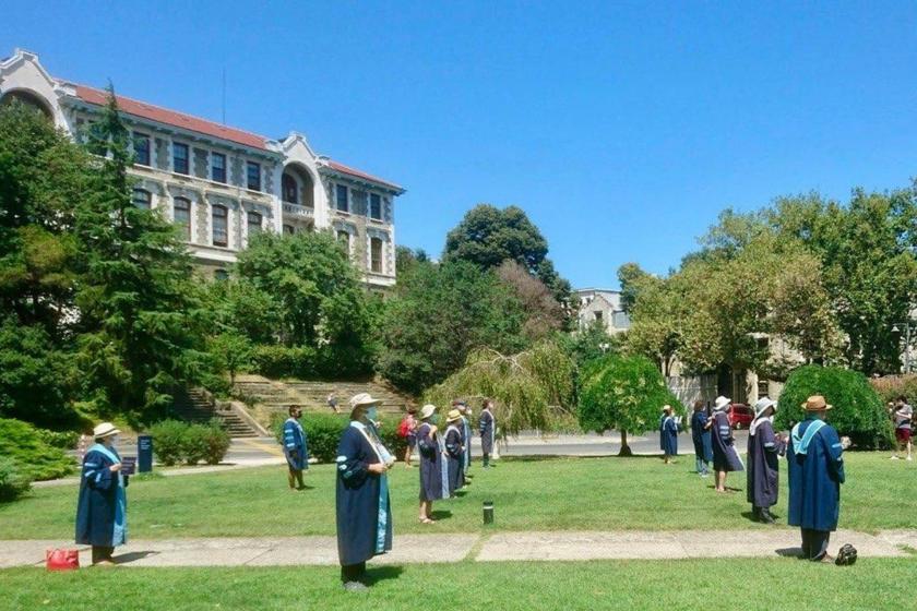 Boğaziçi Üniversitesi akademisyenlerinin rektörlük binasına sırt dönme eyleminden fotoğraf.