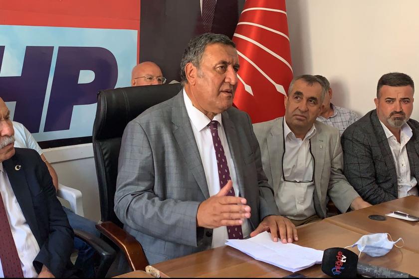 CHP Niğğde Milletvekil Ömer Fethi Gürer açıklama yaparken