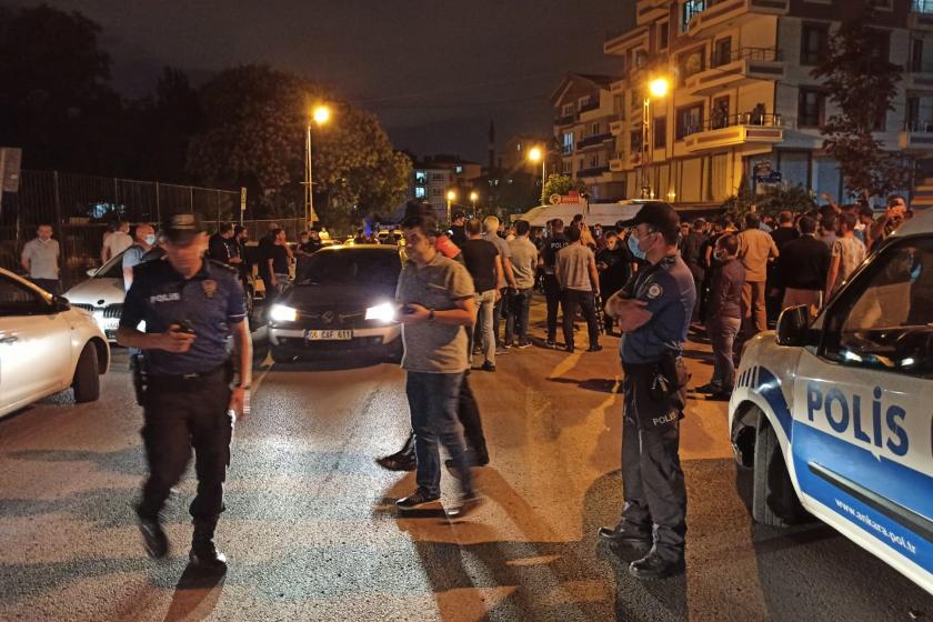 Ankara Altındağ'da Suriyeli bir mültecinin 2 kişiyi bıçakladığı haberinin yayılmasının ardından mahallede mültecilerin evlerine, işyerlerine ve araçlarına zarar verildi.