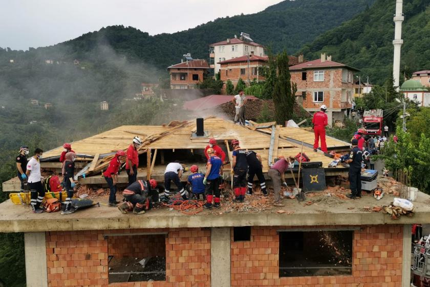 Trabzon'da çöken çatının enkazında kalan işçiler için kurtarma çalışmaları 