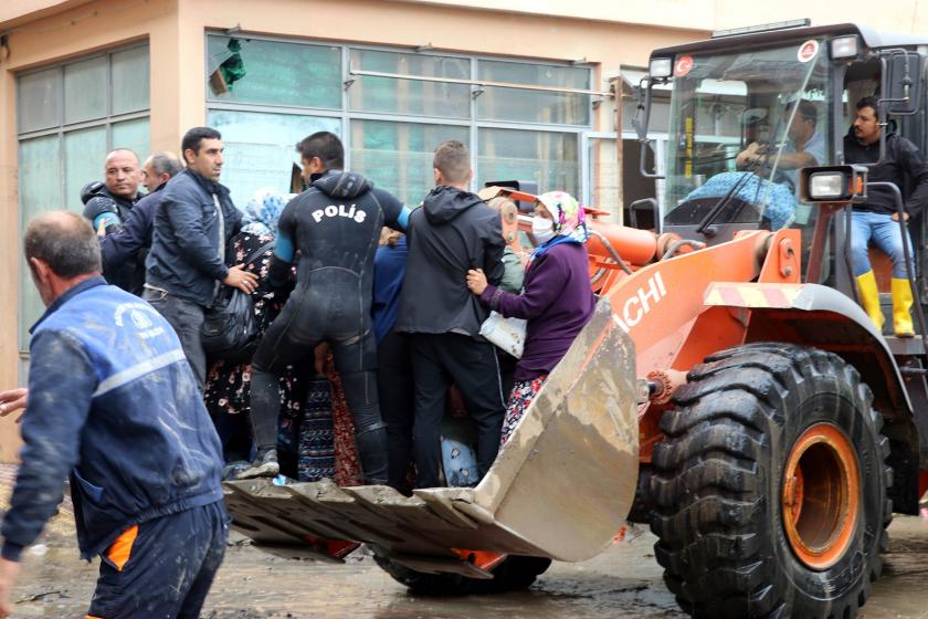 Kastamonu Bozkurt'ta yaşanan selde yurttaşlar kepçe ile taşınırken.