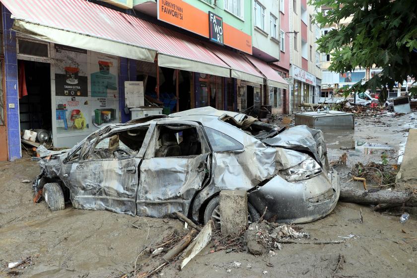 Kastamonu Bozkurt'ta yaşanan selde zarar gören bir araç.