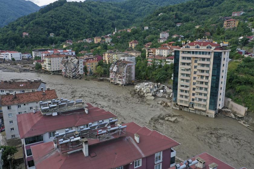 Kastamonu'nun Bozkurt ilçesinde etkili olan selin ardından arama kurtarma faaliyetleri sürüyor.