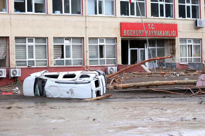 Kastamonu'nun Bozkurt ilçesinde meydana gelen selin ardından Kaymakamlık binasının önünden çekilmiş bir fotoğraf.