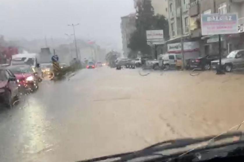 Rize'de sağanak sonucu yollar göle döndü, su baskınları yaşandı