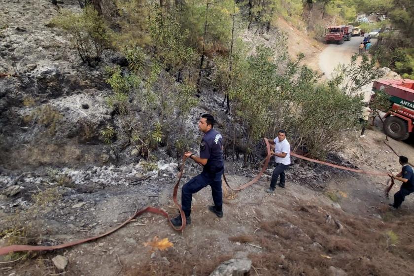 Alanya'da çıkan orman yangınına müdahale anı