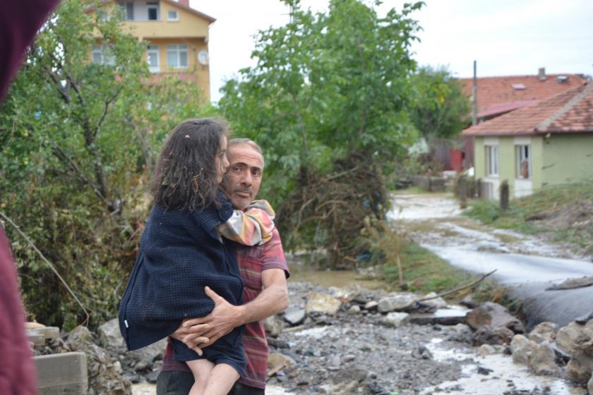 İbrahim Aydemir ve kucağında kurtulan kızı.