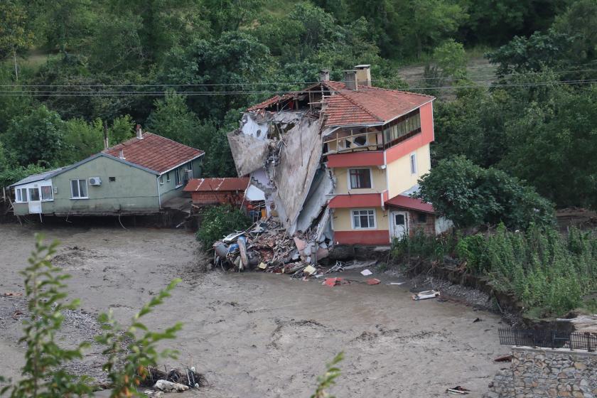 Sel felaketinin yaşandığı Kastamonu Bozkurt'ta yıkılan bir bina.