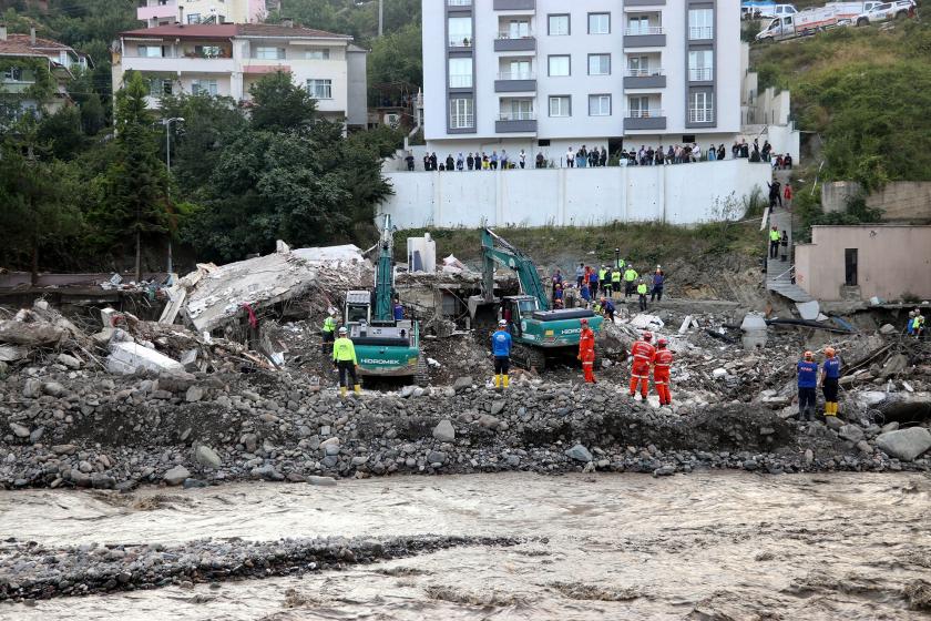 Kastamonu Bozkurt'ta selde çöken Ölçer apartmanının enkazında kurtarma çalışmaları sürerken.